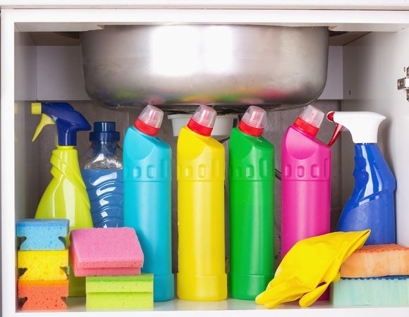Ученые сказали, к каким болезням приводит частое использование бытовой химии