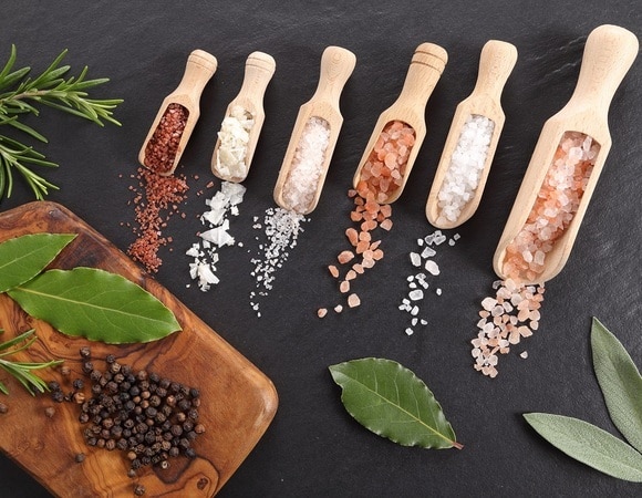 Морская, йодированная, гималайская: диетолог Кабанов сказал, какая соль самая полезная