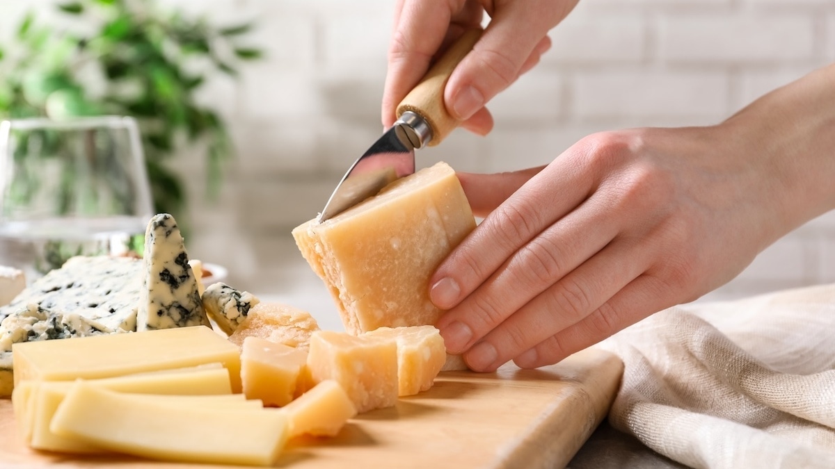 Вы всегда ели сыр неправильно — врач сказала, в чем заключалась ошибка