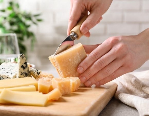 Вы всегда ели сыр неправильно — врач сказала, в чем заключалась ошибка