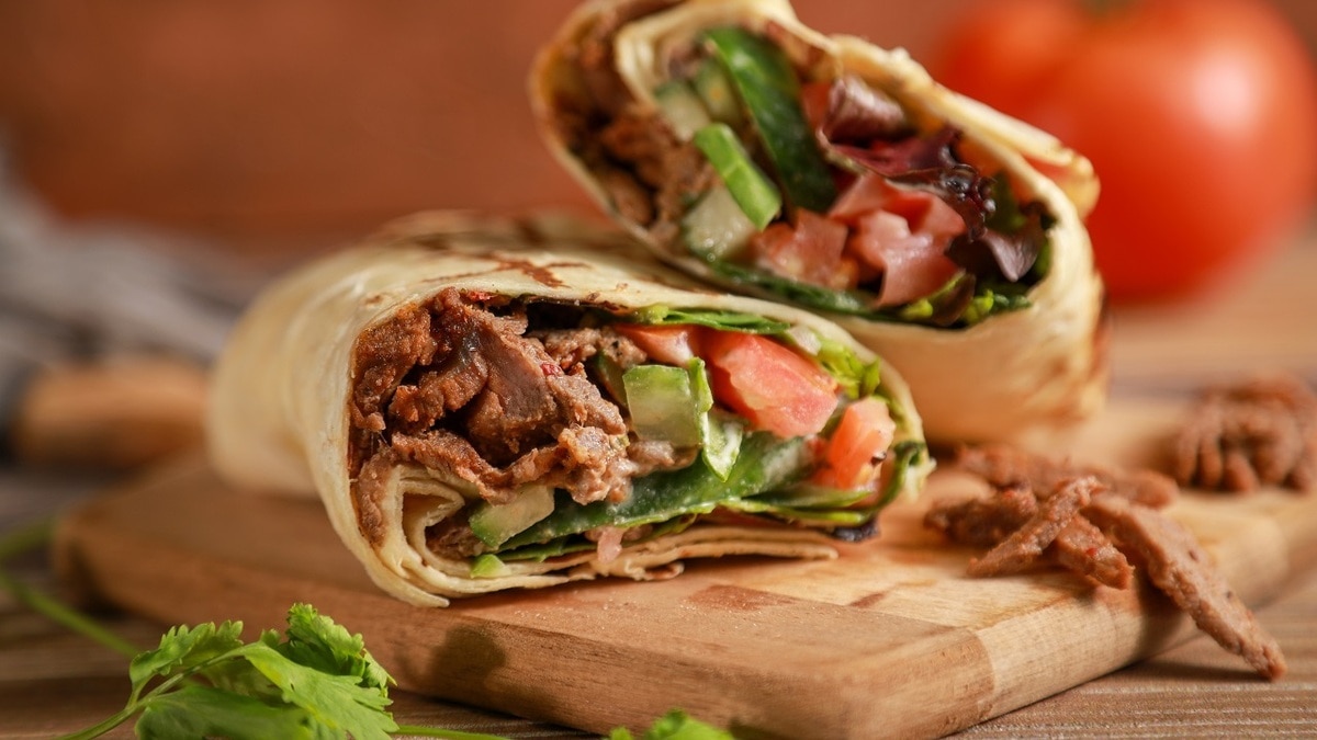 Откуда в шаурме из Москвы и Петербурга взялись смертельно опасные бактерии? Мнение врача