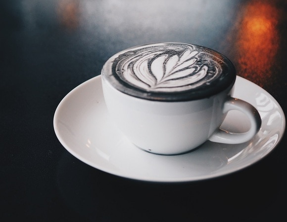 Полезный или просто модный? Диетолог сказала, кому не стоит пить «угольный» латте