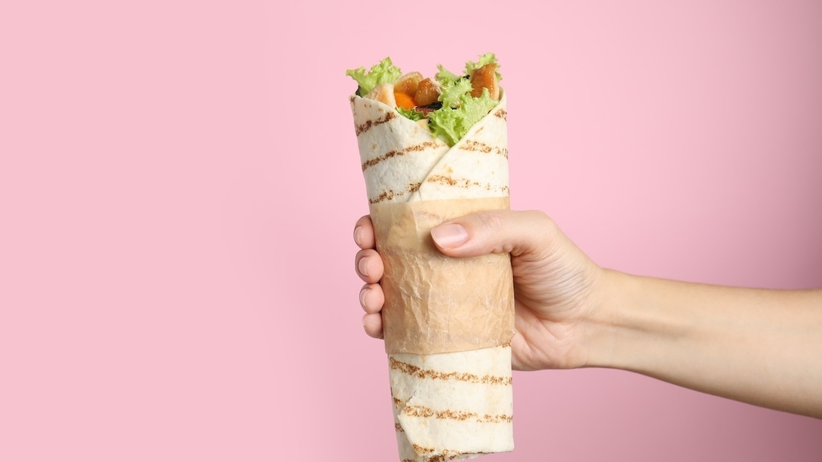 Фастфуд не для всех: диетолог Соломатина сказала, кому нельзя есть шаурму