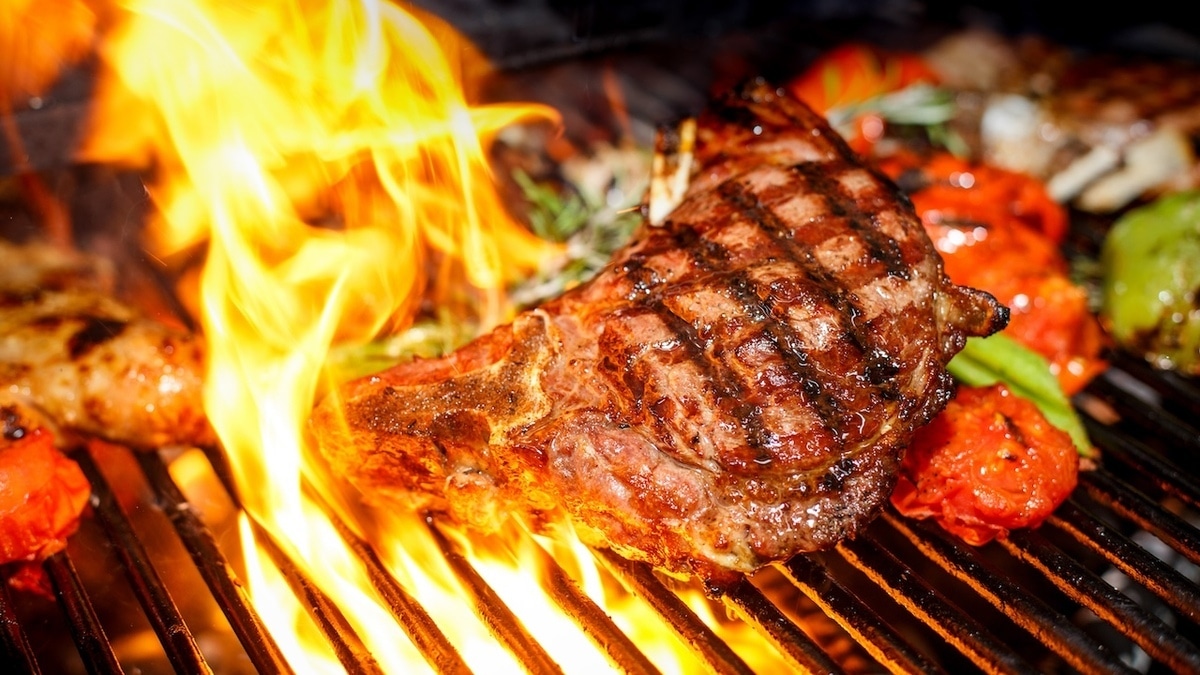 При какой температуре готовить мясо, чтобы внутри не осталось бактерий? Подсказка от Роскачества