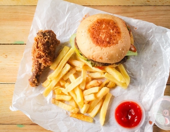 Сладкое и фастфуд остаются: врач сказала, как часто можно есть «вредную» еду