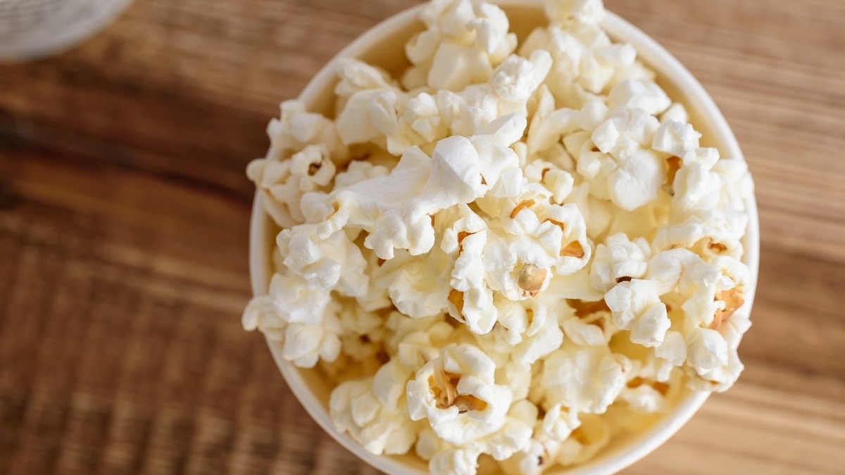 Диетолог объяснила, как похудеть с помощью попкорна и жареных баклажанов