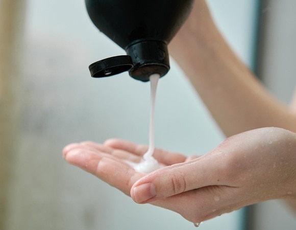 В чем разница между дорогими и дешевыми шампунями? Трихолог объяснила, стоит ли переплачивать В чем разница между дорогими и дешевыми шампунями? Трихолог объяснила, стоит ли переплачивать