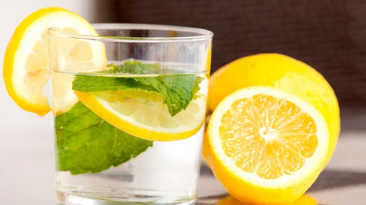 Гастроэнтеролог Вялов объяснил, до каких проблем доводит вода с лимоном  