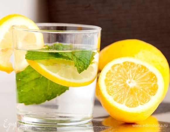 Гастроэнтеролог Вялов объяснил, до каких проблем доводит вода с лимоном
