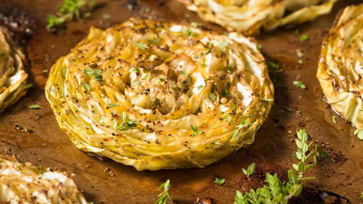 Что приготовить из капусты? Простой рецепт вкусных и сочных стейков