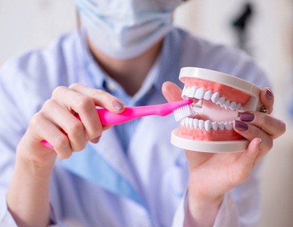 Это все кофе? Стоматолог сказал, можно ли самостоятельно отбелить потемневшие зубы Это все кофе? Стоматолог сказал, можно ли самостоятельно отбелить потемневшие зубы