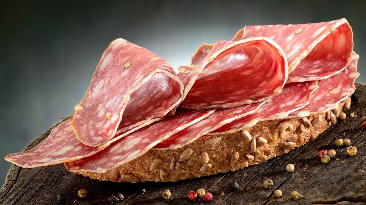 «Рога, копыта и хрящи»: хирург раскрыл главную опасность бутербродов с колбасой