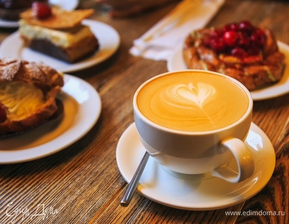 Нутрициолог заявила, что кофе с молоком является десертом — вот как его нужно пить