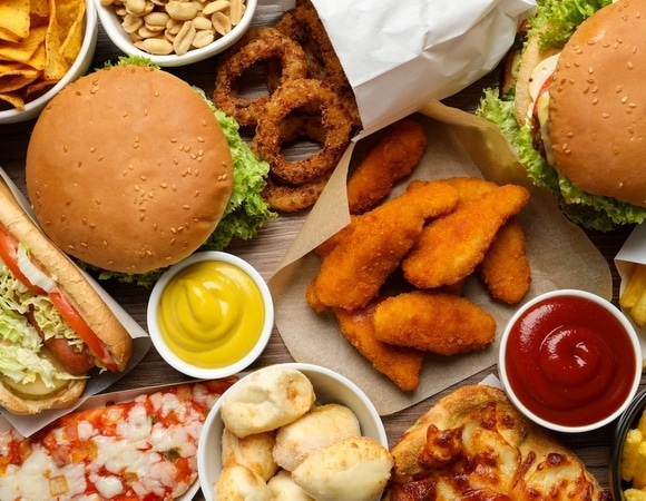 Что будет с организмом, если каждый день обедать фастфудом: ответила врач