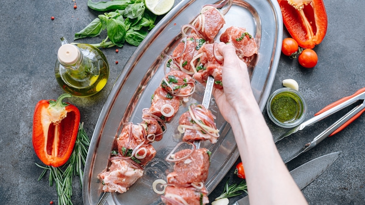 Нутрициолог назвала 3 маринада для диетического шашлыка — мясо будет готово за час!