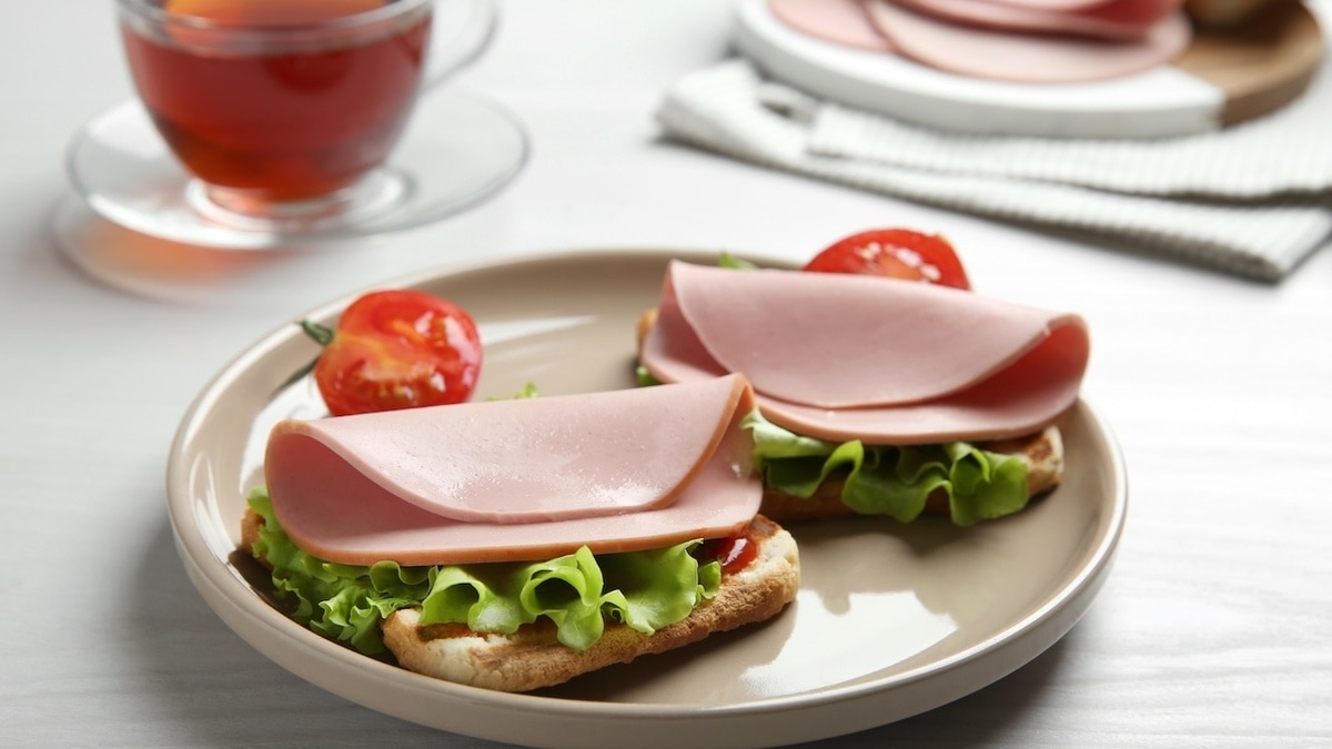 Вареная или копченая: диетолог Соломатина назвала самую вредную колбасу 