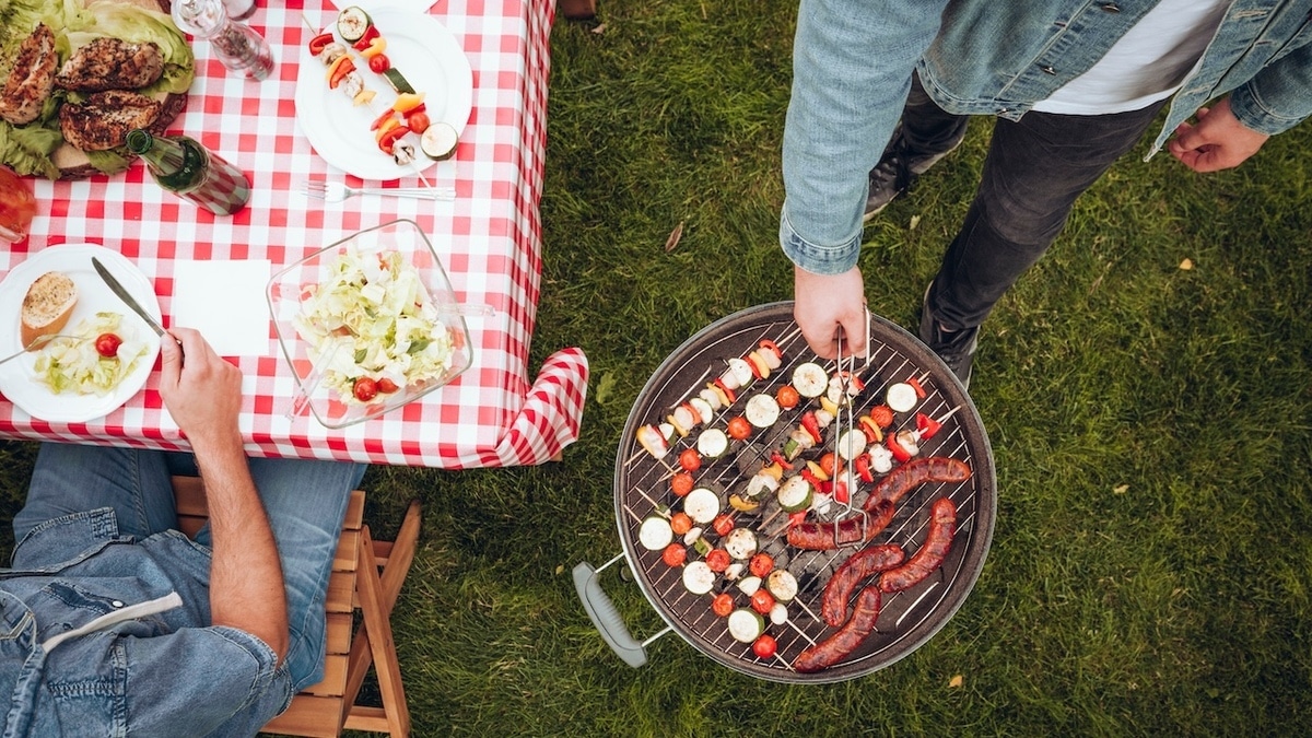 Садитесь в правильном месте: стало известно, как научиться не переедать в гостях