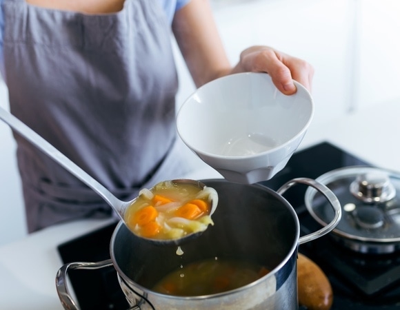 Дело не в приметах: вот почему нельзя оставлять половник и ложку в кастрюле с супом Дело не в приметах: вот почему нельзя оставлять половник и ложку в кастрюле с супом