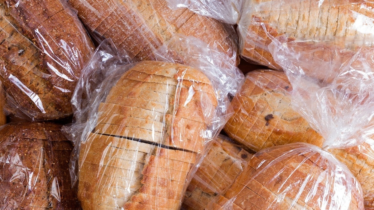 Почему нельзя хранить хлеб в пакете? Объяснила диетолог Елена Соломатина