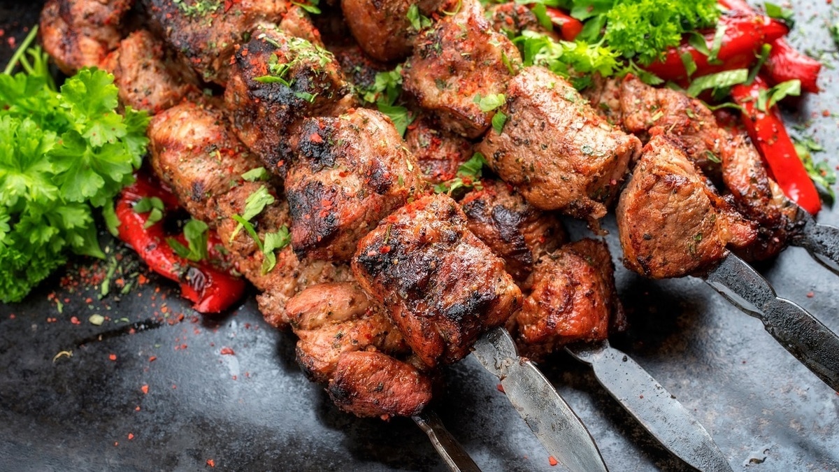 Онколог рассказал о «противоядии», которое снизит вред от шашлыков