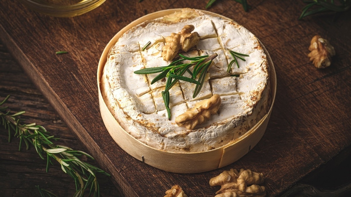 Камамбер, соус к «Цезарю» и заварной крем: что еще нельзя есть во время беременности?