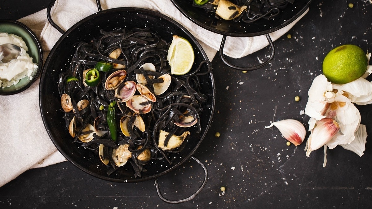 Черные макароны и копченые яйца: врач сказала, есть ли польза в модных продуктах Черные макароны и копченые яйца: врач сказала, есть ли польза в модных продуктах