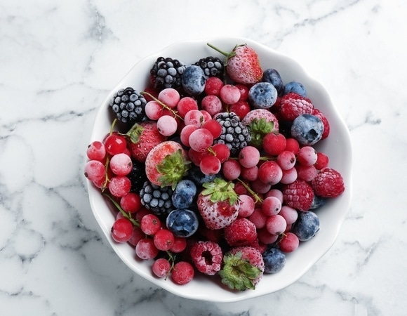 Перечислены лучшие напитки, которые можно приготовить из замороженных ягод