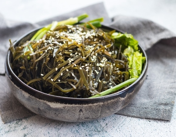 Меньше йода? В Роскачестве назвали продукты, которые вредны для щитовидной железы