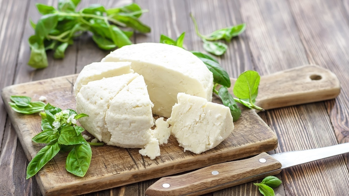 Без яиц и колбасы: кулинары поделились рецептом вкусной окрошки с сыром
