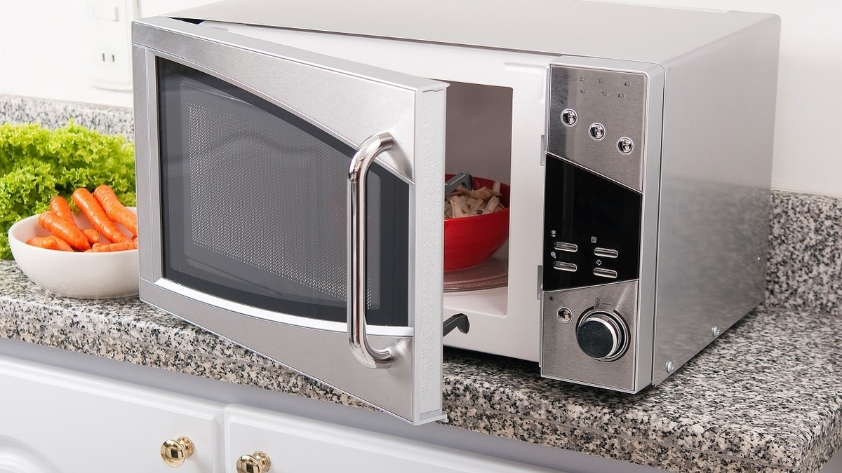 Какая посуда не подходит для «микроволновки» — из нее выделяется бензол, разрушающий ДНК