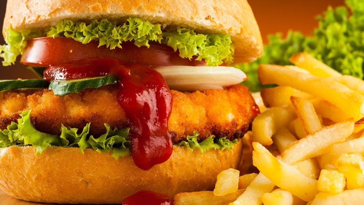 Названа главная опасность фастфуда — дело не только в трансжирах и соли