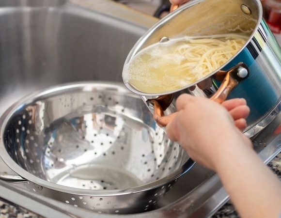 Нужно ли промывать макароны после варки? Вот что сказали опытные кулинары Нужно ли промывать макароны после варки? Вот что сказали опытные кулинары