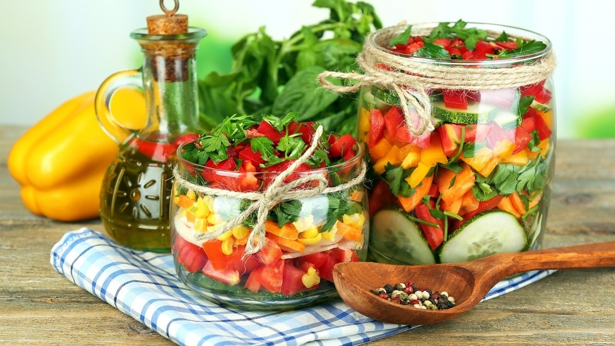И вкус, и польза, и эстетика: как приготовить салат в банке для пикника 