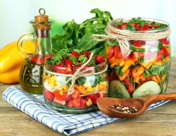 И вкус, и польза, и эстетика: как приготовить салат в банке для пикника 