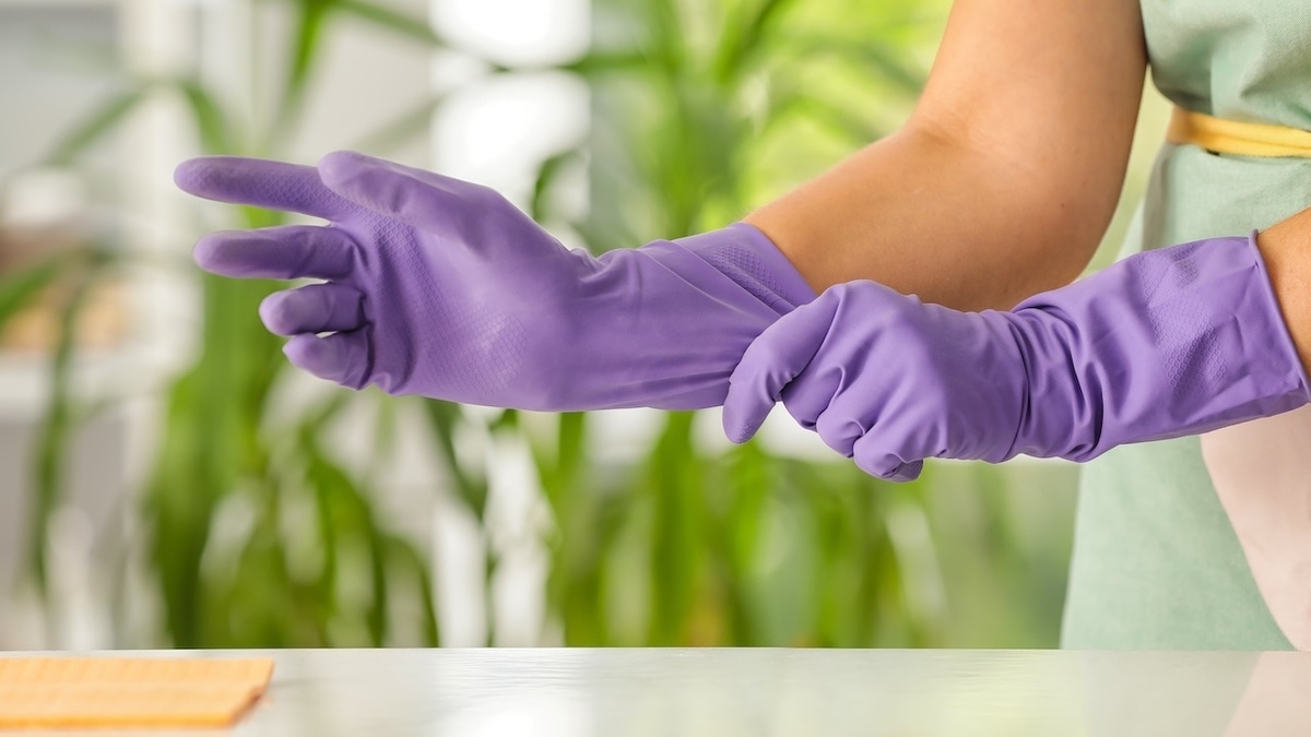 Дерматолог сообщила о настоящей опасности уборки без перчаток — что не так?