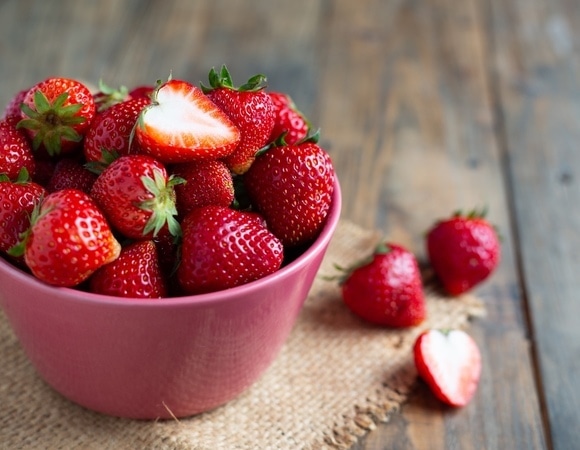 От супа до соуса: что приготовить из свежей клубники — вот 5 вариантов от диетолога От супа до соуса: что приготовить из свежей клубники — вот 5 вариантов от диетолога