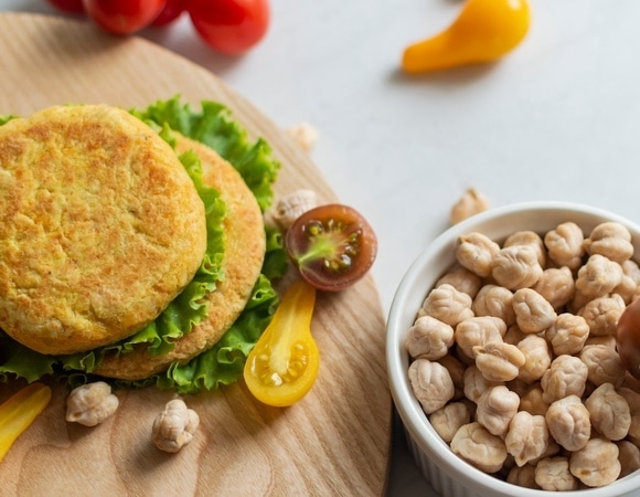 Можно ли отказаться от мяса ради бобовых? Диетолог сообщила об одной коварной загвоздке 