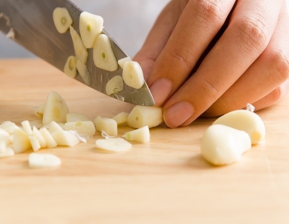 Как смыть запах чеснока с рук — 3 способа, которые точно сработают Как смыть запах чеснока с рук — 3 способа, которые точно сработают