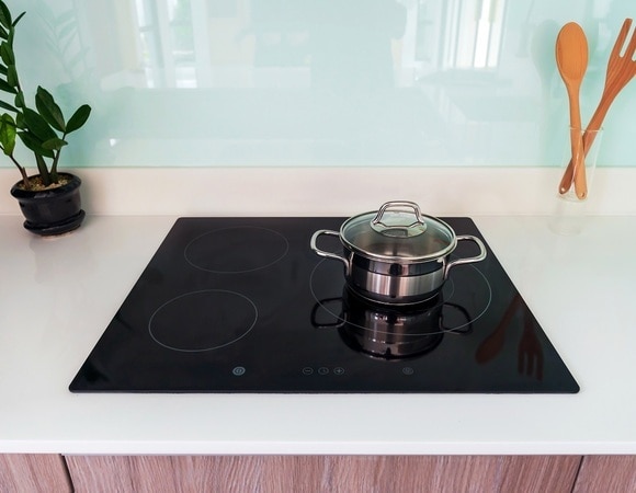 Как отмыть индукционную плиту от запекшихся пятен — лайфхак от опытных хозяек Как отмыть индукционную плиту от запекшихся пятен — лайфхак от опытных хозяек