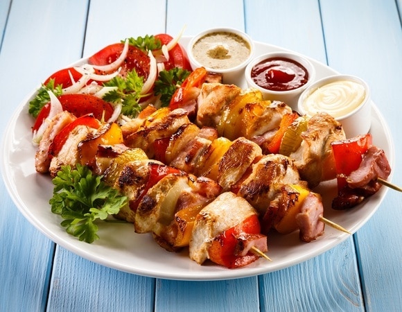 Диетолог заявил, что майонез не сделает шашлык вреднее — вот почему