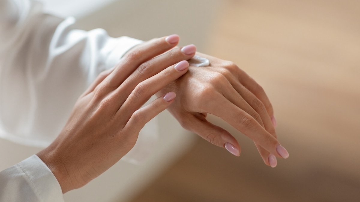 Без морщин и пятен: дерматолог рассказала, как защитить кожу рук от солнца 