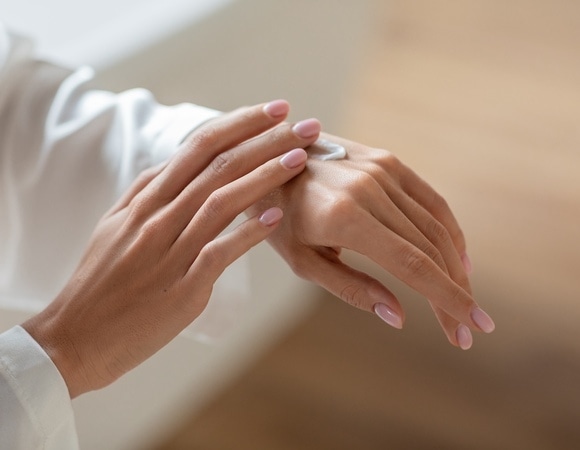 Без морщин и пятен: дерматолог рассказала, как защитить кожу рук от солнца 