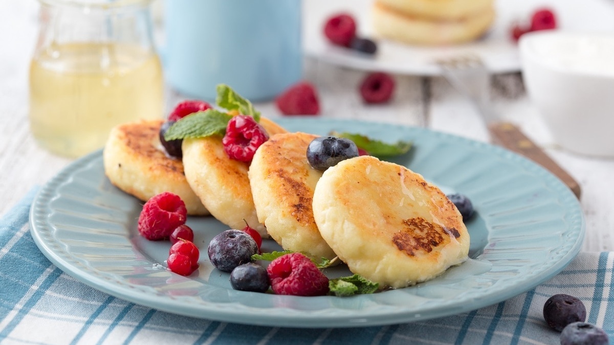 Врач объяснила опасность сырников для здоровья — вот как их нужно готовить и есть