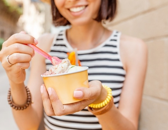 Почему опасно есть мороженое на улице — дело не в бактериях и простуде Почему опасно есть мороженое на улице — дело не в бактериях и простуде