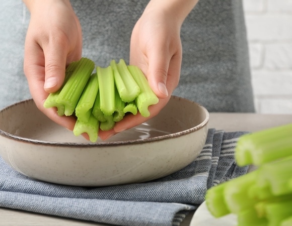 Диетолог ответила, можно ли варить и запекать сельдерей Диетолог ответила, можно ли варить и запекать сельдерей