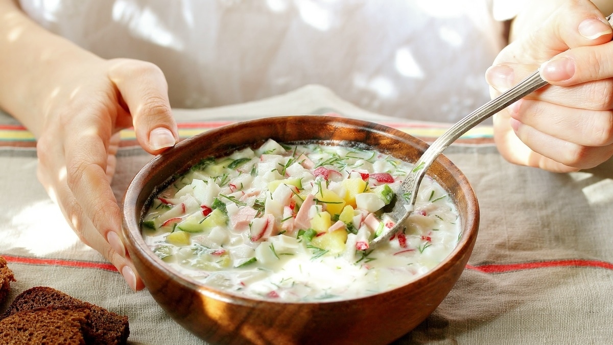 Поможет в зной: диетолог ответила, какую заправку взять для вкусной холодной окрошки 