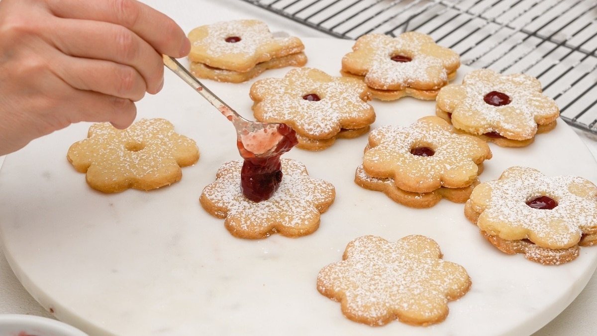 Почему песочное тесто получается жестким — опытные кулинары назвали основные ошибки