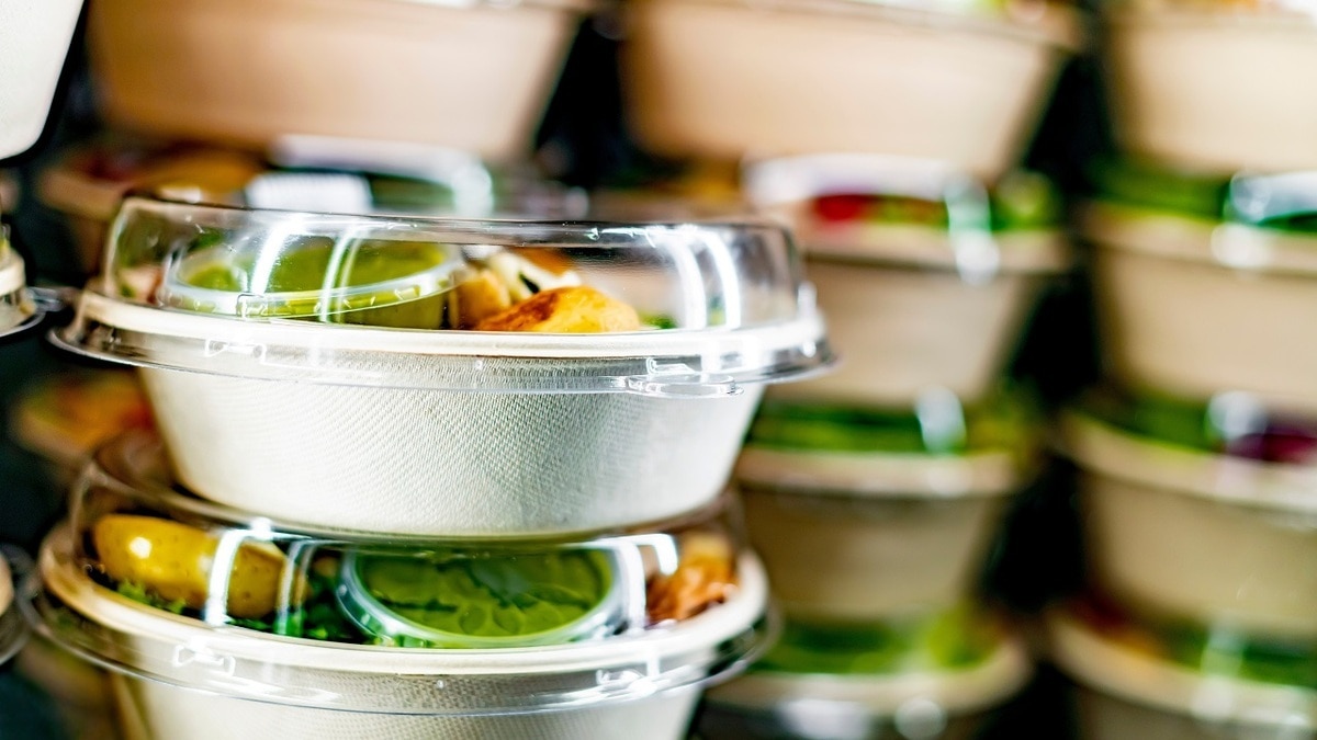 Врач назвала главную опасность готовых магазинных салатов