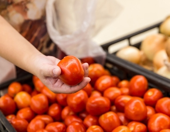 Как выбрать самые свежие сезонные овощи и фрукты — советы агронома