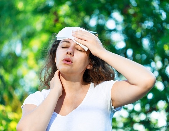 Что нужно убрать из рациона, чтобы меньше потеть летом? Ответила диетолог